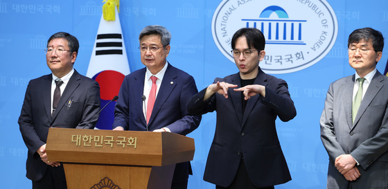 기자회견하는 김장겸 언론자유특위 위원장