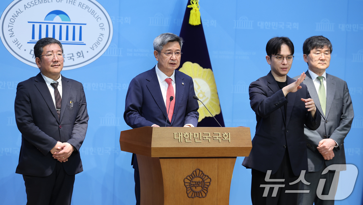 (서울=뉴스1) 신웅수 기자 = 김장겸 국민의힘 언론자유특별위원장이 18일 서울 여의도 국회 소통관에서 법원의 옛 방송통신위원회 2인 체제 의결이 적법했다는 판결에 대한 기자회견을 …