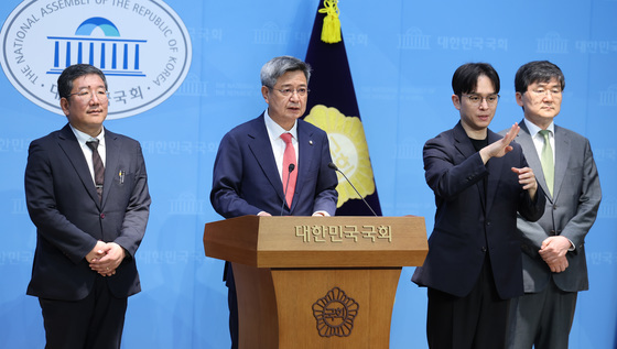 방통위 2인 체제 의결 관련 기자회견하는 김장겸
