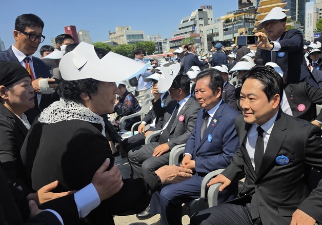 '5·18 기념식' 참석 장동혁 거센 항의에 "제대로 된 개헌 하겠다"