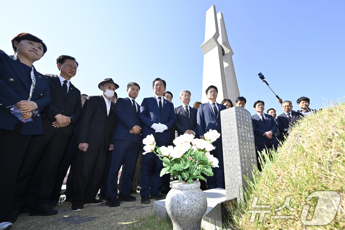 (광주=뉴스1) 김태성 기자 = 정청래 더불어민주당 대표를 비롯한 당 지도부가 5·18민주화운동 46주기인 18일 오전 광주 북구 운정동 국립5·18민주묘지를 찾아 윤상원 열사 묘 …
