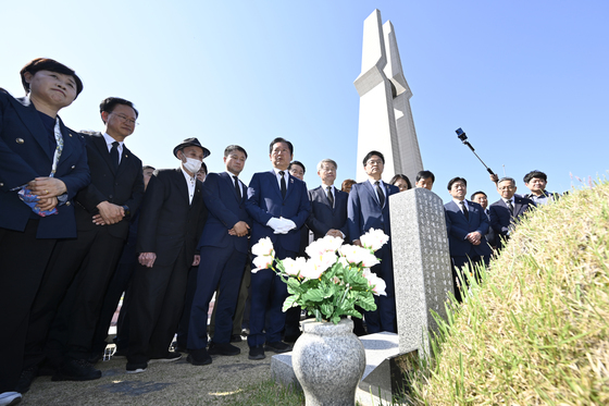 5·18 46주기 묘역 참배하는 정청래 대표