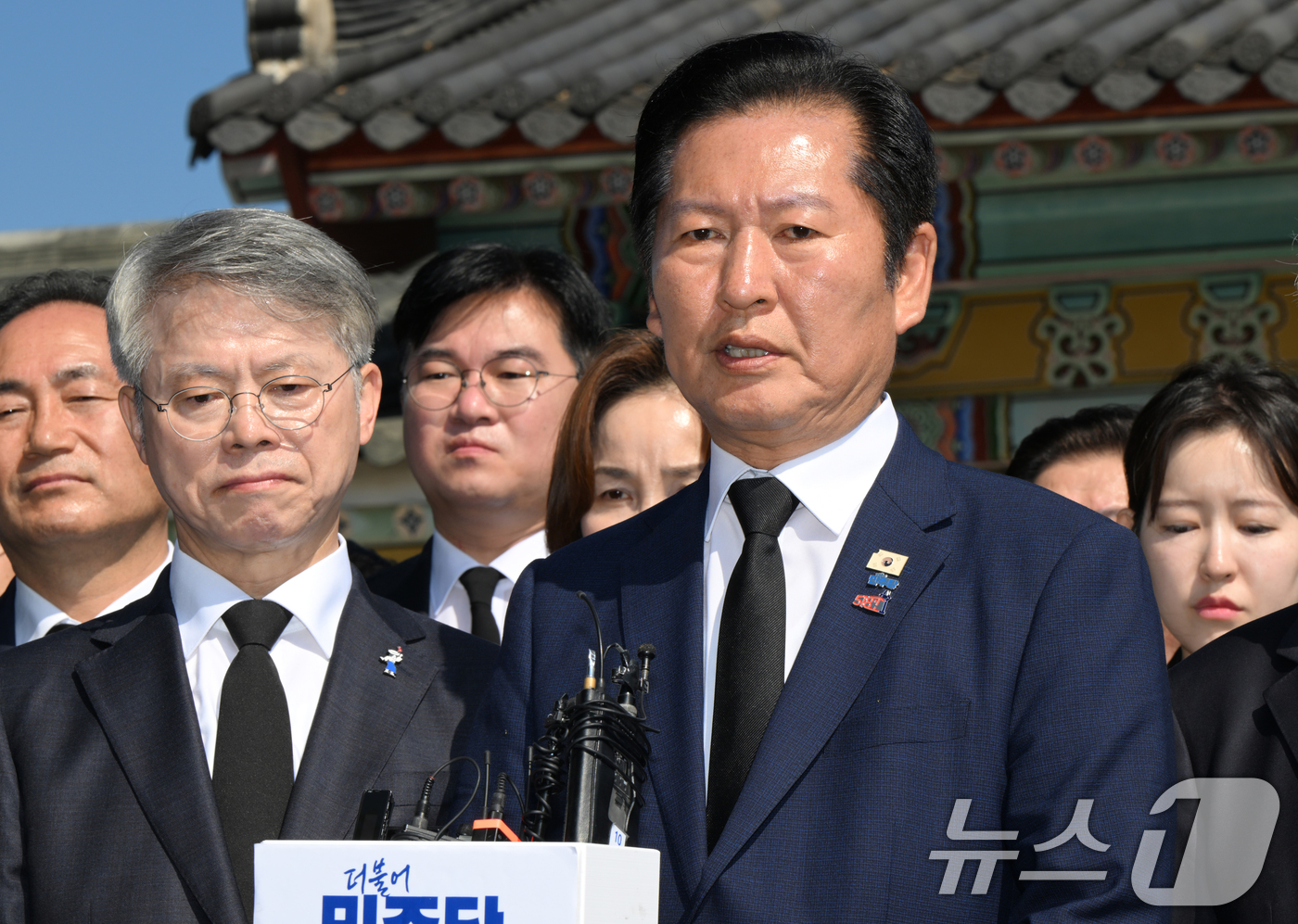 (광주=뉴스1) 김태성 기자 = 정청래 더불어민주당 대표가 5·18민주화운동 46주기인 18일 오전 광주 북구 운정동 국립5·18민주묘지를 찾아 참배하고 민주의문 앞에서 기자회견을 …