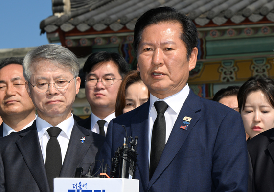 민주묘지서 기자회견 하는 정청래 대표