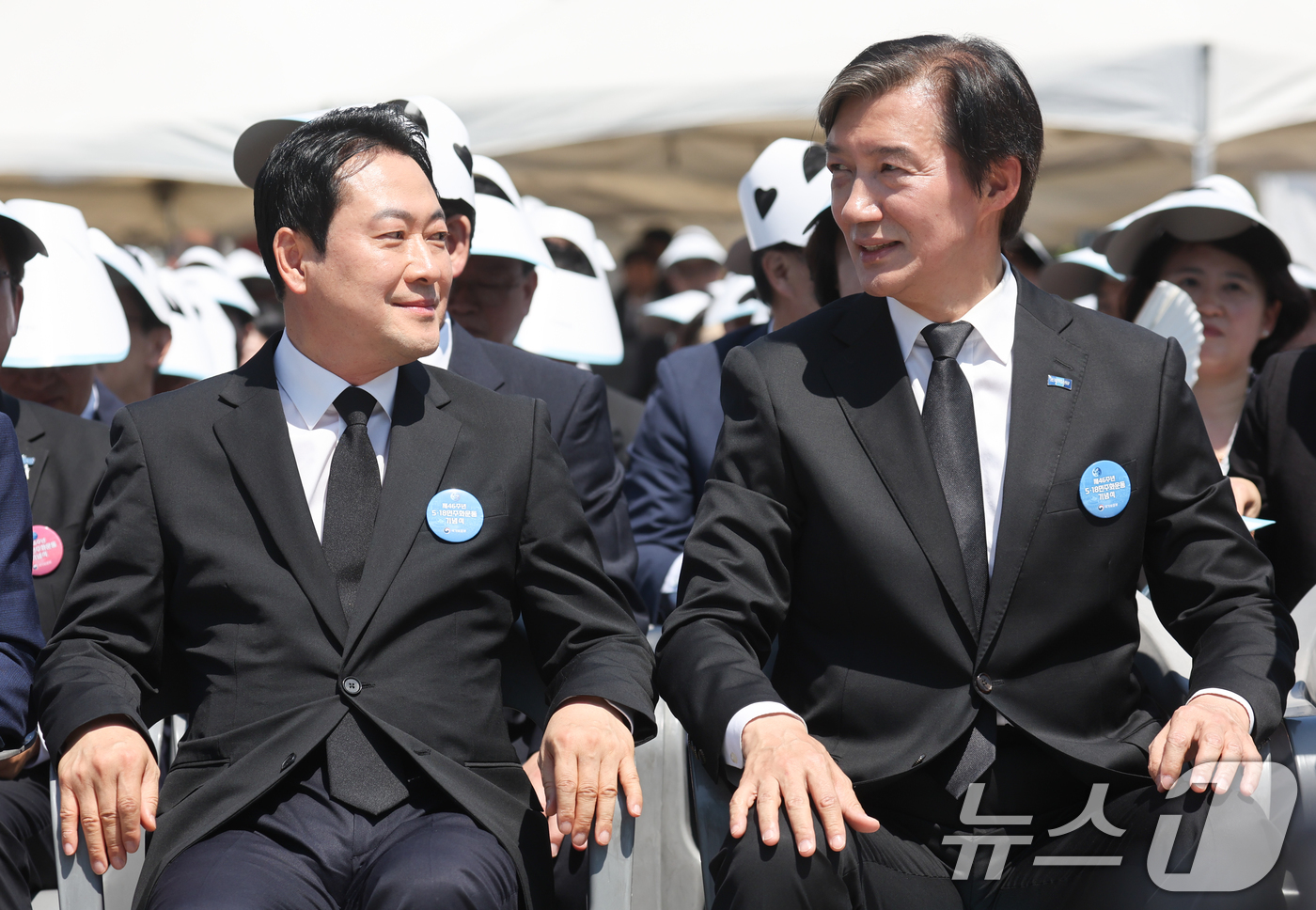 (광주=뉴스1) 이재명 기자 = 장동혁 국민의힘 대표와 조국 조국혁신당 대표가 18일 광주 동구 5·18민주광장에서 열린 제46주년 5·18민주화운동 기념식에 앞서 대화하고 있다. …