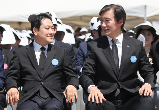 대화하는 장동혁·조국 대표