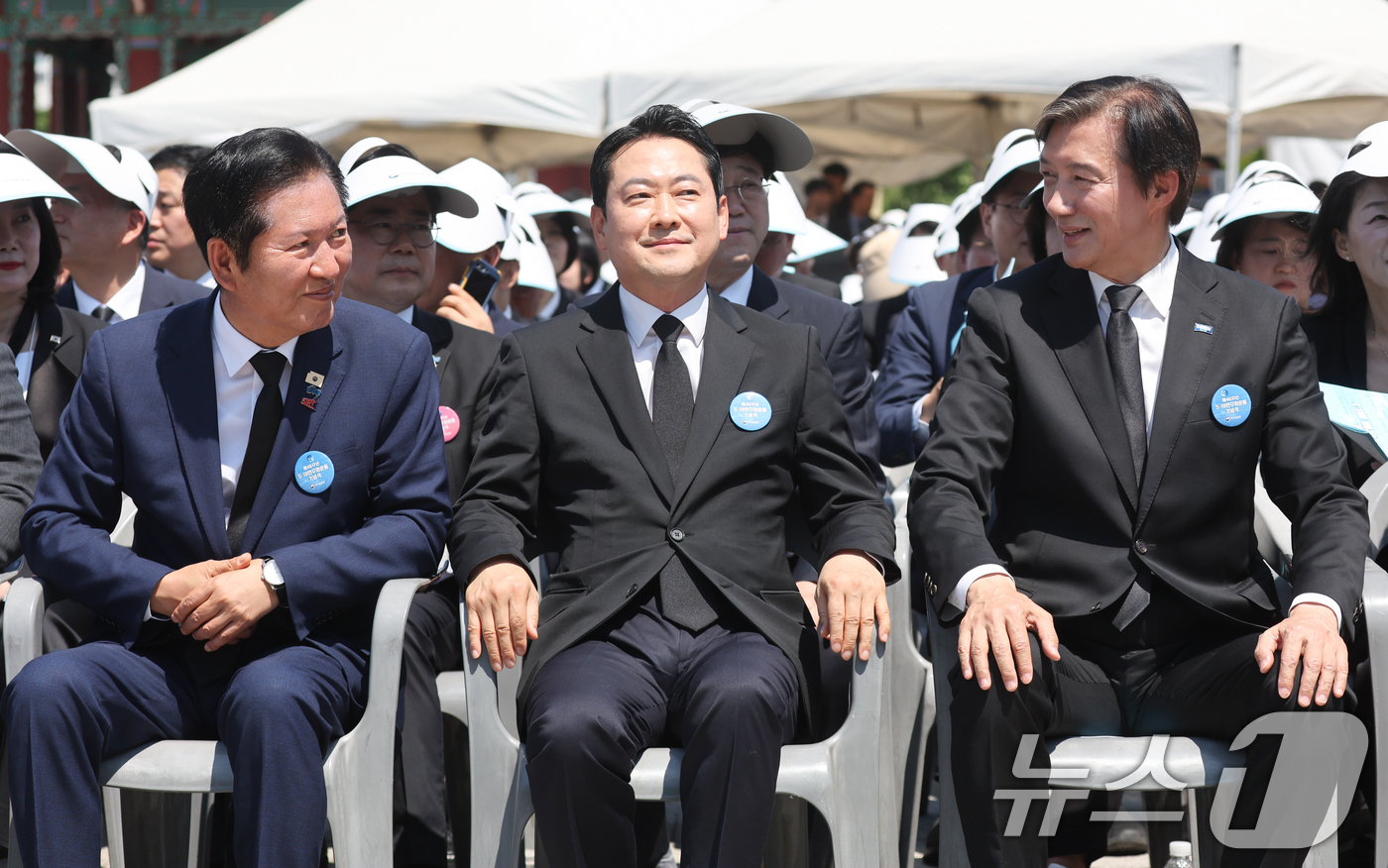 (광주=뉴스1) 이재명 기자 = 정청래 더불어민주당 대표, 장동혁 국민의힘 대표, 조국 조국혁신당 대표가 18일 광주 동구 5·18민주광장에서 열린 제46주년 5·18민주화운동 기 …