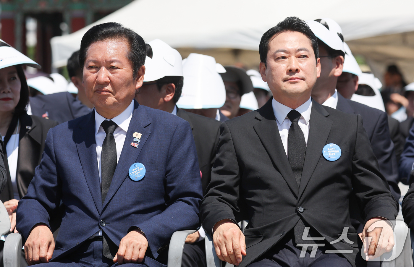 (광주=뉴스1) 이재명 기자 = 정청래 더불어민주당 대표와 장동혁 국민의힘 대표가 18일 광주 동구 5·18민주광장에서 열린 제46주년 5·18민주화운동 기념식에 참석해 있다. 2 …