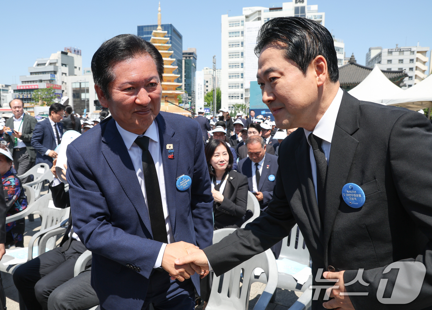 (광주=뉴스1) 이재명 기자 = 정청래 더불어민주당 대표와 장동혁 국민의힘 대표가 18일 광주 동구 5·18민주광장에서 열린 제46주년 5·18민주화운동 기념식에서 악수하고 있다. …