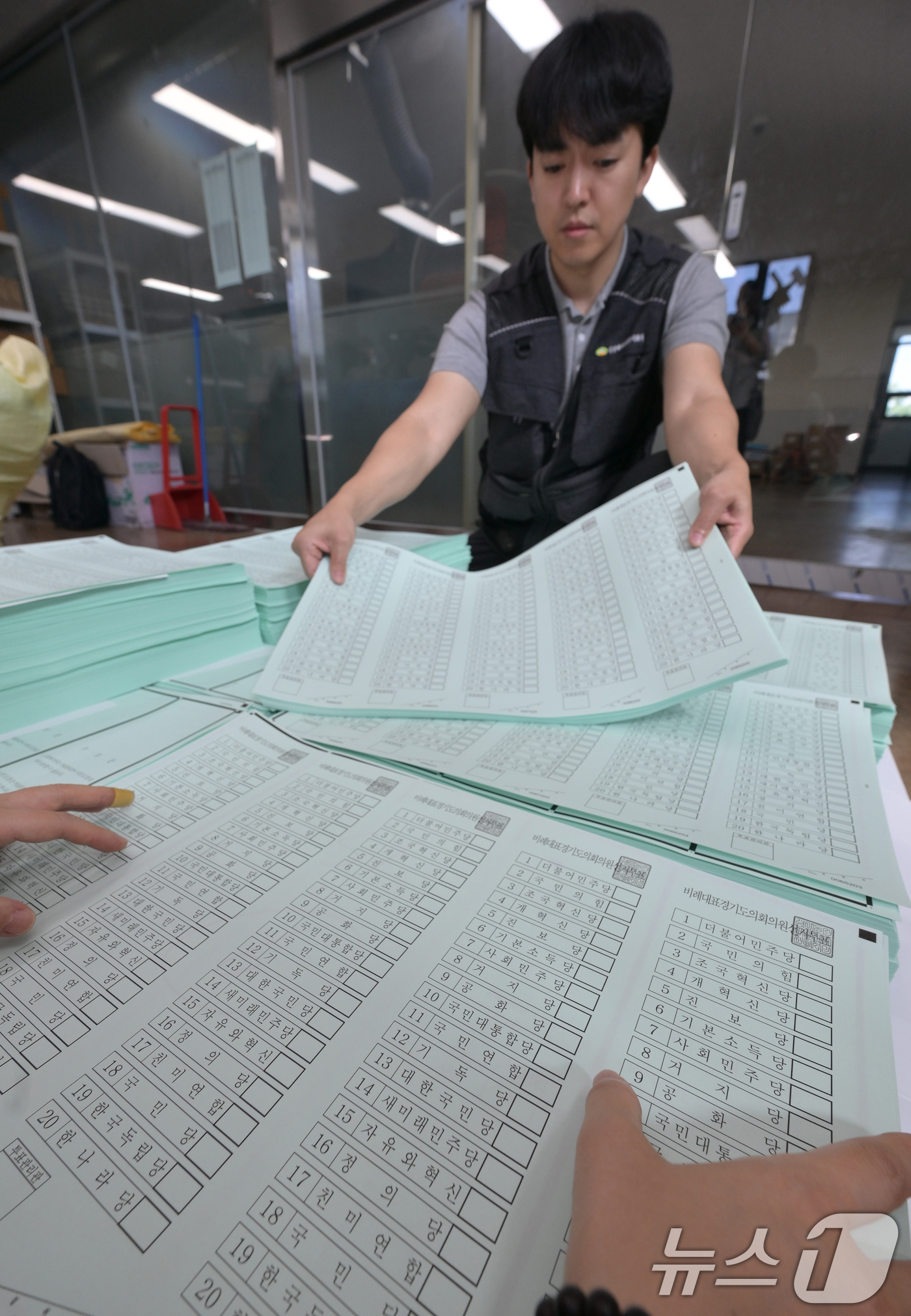 (수원=뉴스1) 김영운 기자 = 제9회 전국동시지방선거 투표용지 인쇄가 시작된 18일 오전 경기 수원시의 한 인쇄소에서 관계자가 투표용지를 점검하고 있다. (공동취재) 2026.5 …
