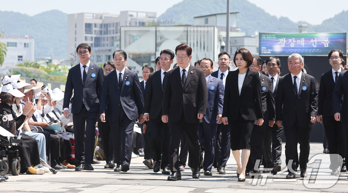(광주=뉴스1) 이재명 기자 = 이재명 대통령과 김혜경 여사가 18일 광주 동구 5·18민주광장에서 열린 제46주년 5·18민주화운동 기념식에 입장하고 있다. 2026.5.18/뉴 …
