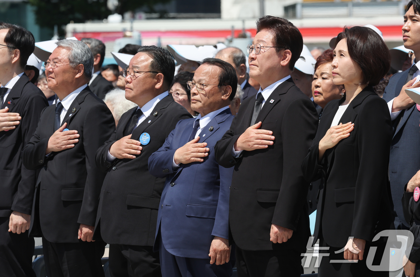 (광주=뉴스1) 이재명 기자 = 이재명 대통령과 김혜경 여사가 18일 광주 동구 5·18민주광장에서 열린 제46주년 5·18민주화운동 기념식에서 국민의례를 하고 있다. 2026.5 …
