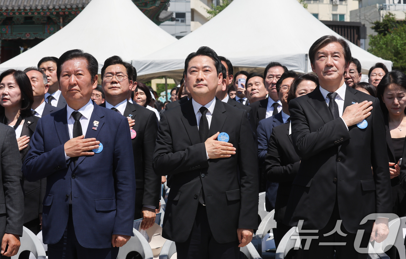 (광주=뉴스1) 이재명 기자 = 정청래 더불어민주당 대표, 장동혁 국민의힘 대표, 조국 조국혁신당 대표가 18일 광주 동구 5·18민주광장에서 열린 제46주년 5·18민주화운동 기 …