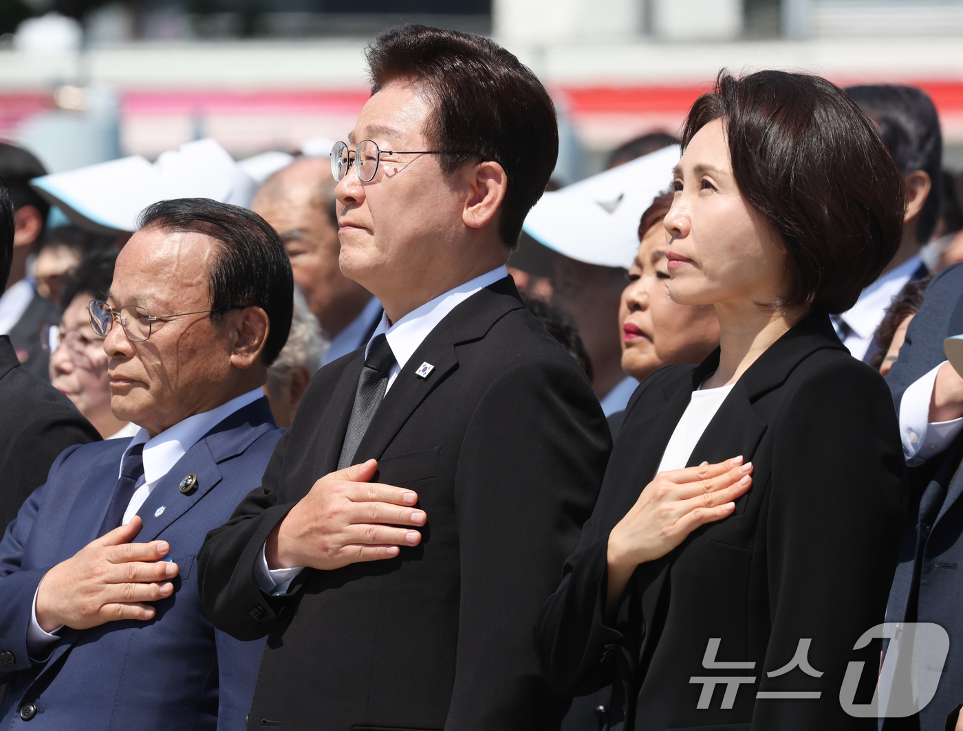(광주=뉴스1) 이재명 기자 = 이재명 대통령과 김혜경 여사가 18일 광주 동구 5·18민주광장에서 열린 제46주년 5·18민주화운동 기념식에서 국민의례를 하고 있다. 2026.5 …