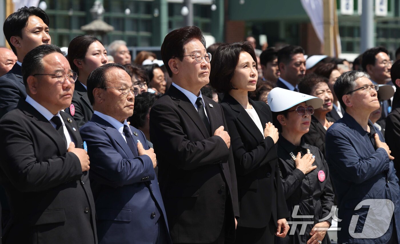 본문 이미지 - 이재명 대통령과 김혜경 여사가 18일 광주 동구 5·18민주광장에서 열린 제46주년 5·18민주화운동 기념식에서 국민의례를 하고 있다. 2026.5.18 ⓒ 뉴스1 이재명 기자