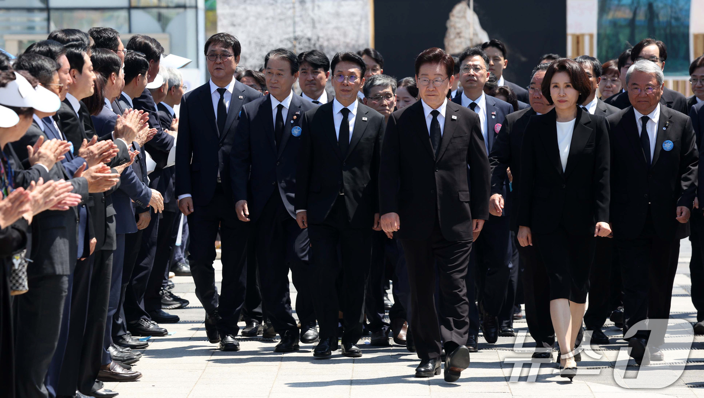 (광주=뉴스1) 이재명 기자 = 이재명 대통령과 김혜경 여사가 18일 광주 동구 5·18민주광장에서 열린 제46주년 5·18민주화운동 기념식에 입장하고 있다. 2026.5.18/뉴 …