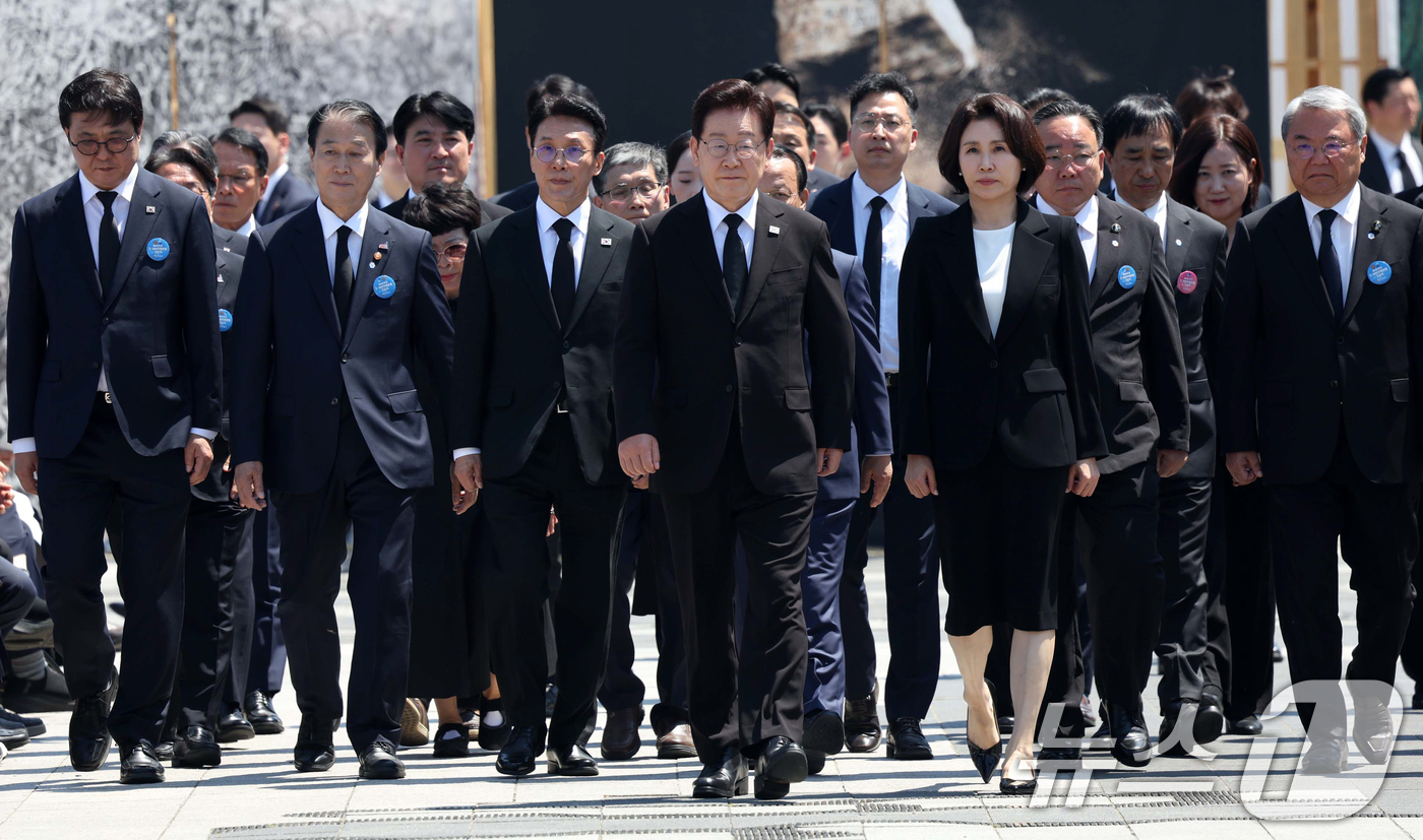 (광주=뉴스1) 이재명 기자 = 이재명 대통령과 김혜경 여사가 18일 광주 동구 5·18민주광장에서 열린 제46주년 5·18민주화운동 기념식에 입장하고 있다. 2026.5.18/뉴 …