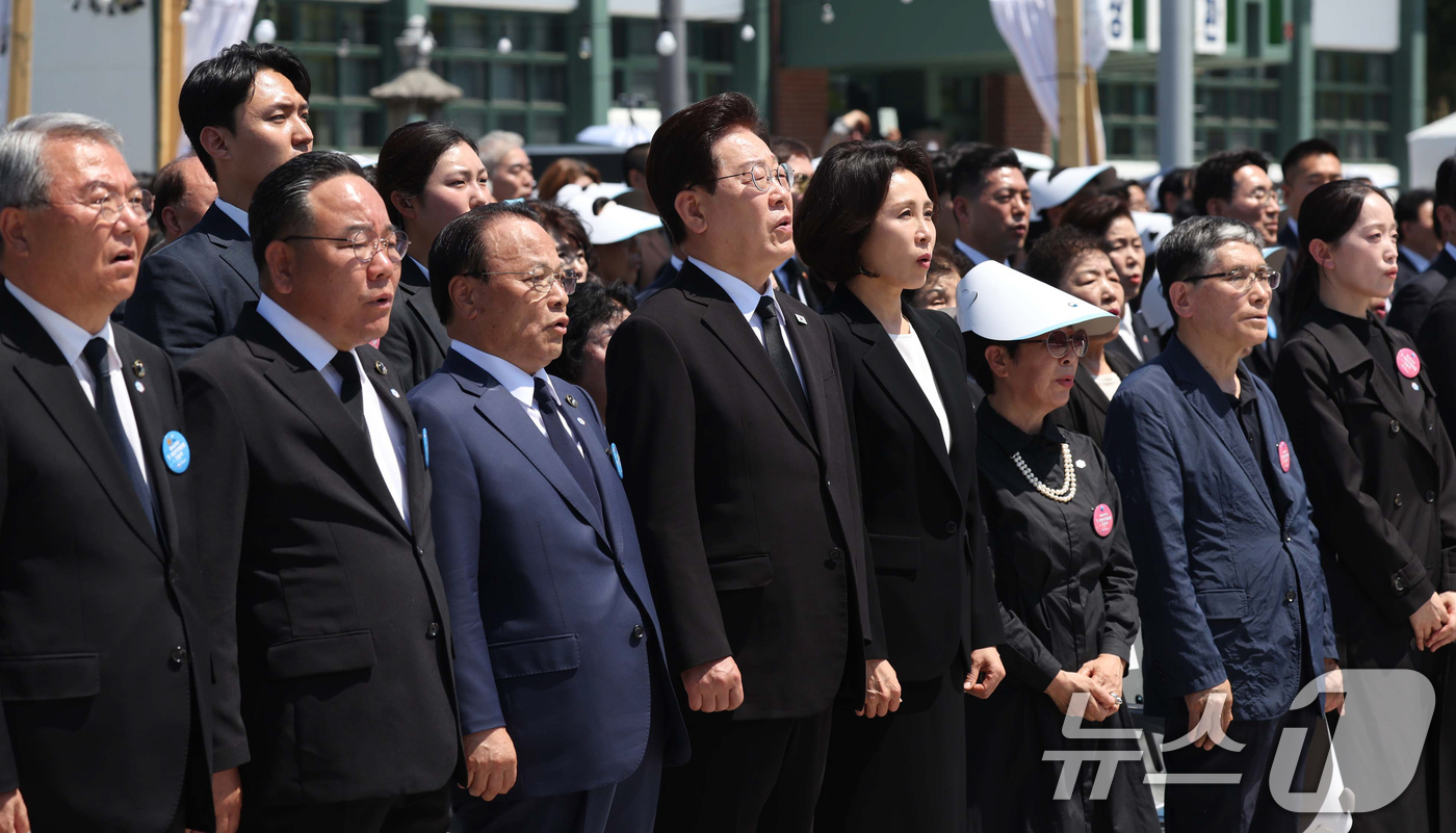 (광주=뉴스1) 이재명 기자 = 이재명 대통령과 김혜경 여사가 18일 광주 동구 5.18 민주광장에서 열린 제 46주년 5.18 민주화운동 기념식에서 애국가를 제창 하고 있다. 2 …