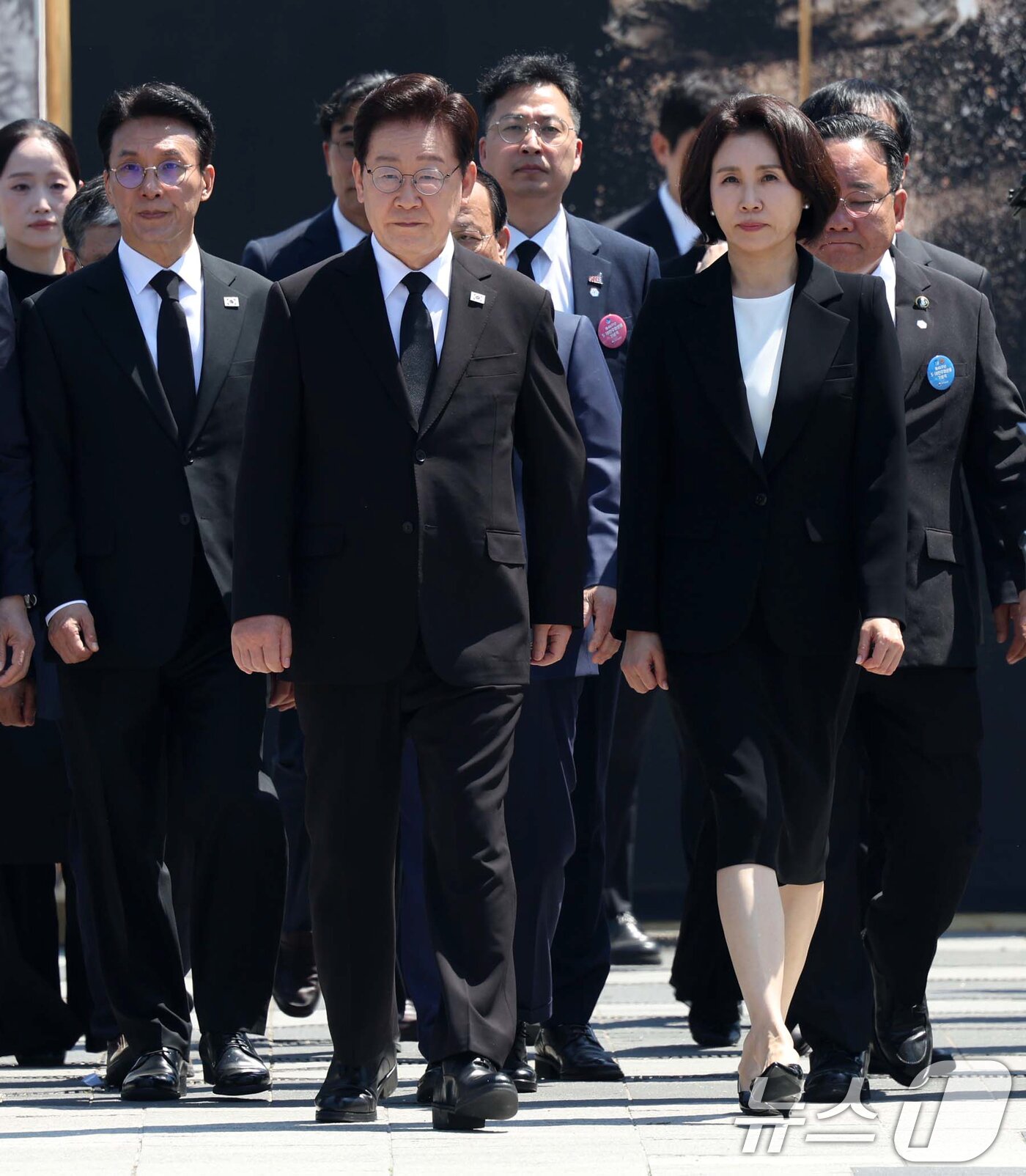본문 이미지 - 이재명 대통령과 김혜경 여사가 18일 광주 동구 5·18민주광장에서 열린 제46주년 5·18민주화운동 기념식에 입장하고 있다. 2026.5.18 ⓒ 뉴스1 이재명 기자