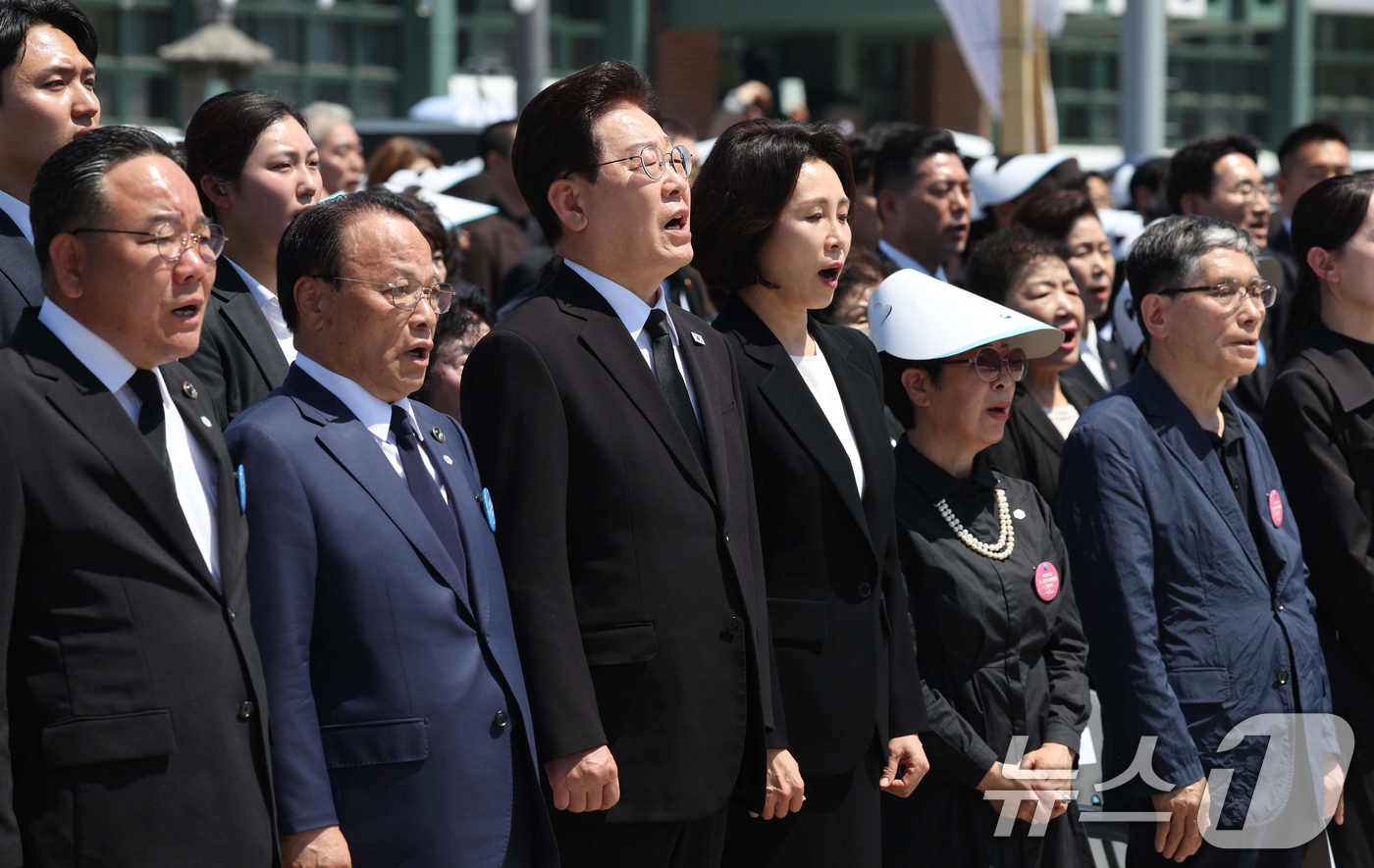 (광주=뉴스1) 이재명 기자 = 이재명 대통령과 김혜경 여사가 18일 광주 동구 5.18 민주광장에서 열린 제 46주년 5.18 민주화운동 기념식에서 애국가를 제창 하고 있다. 2 …