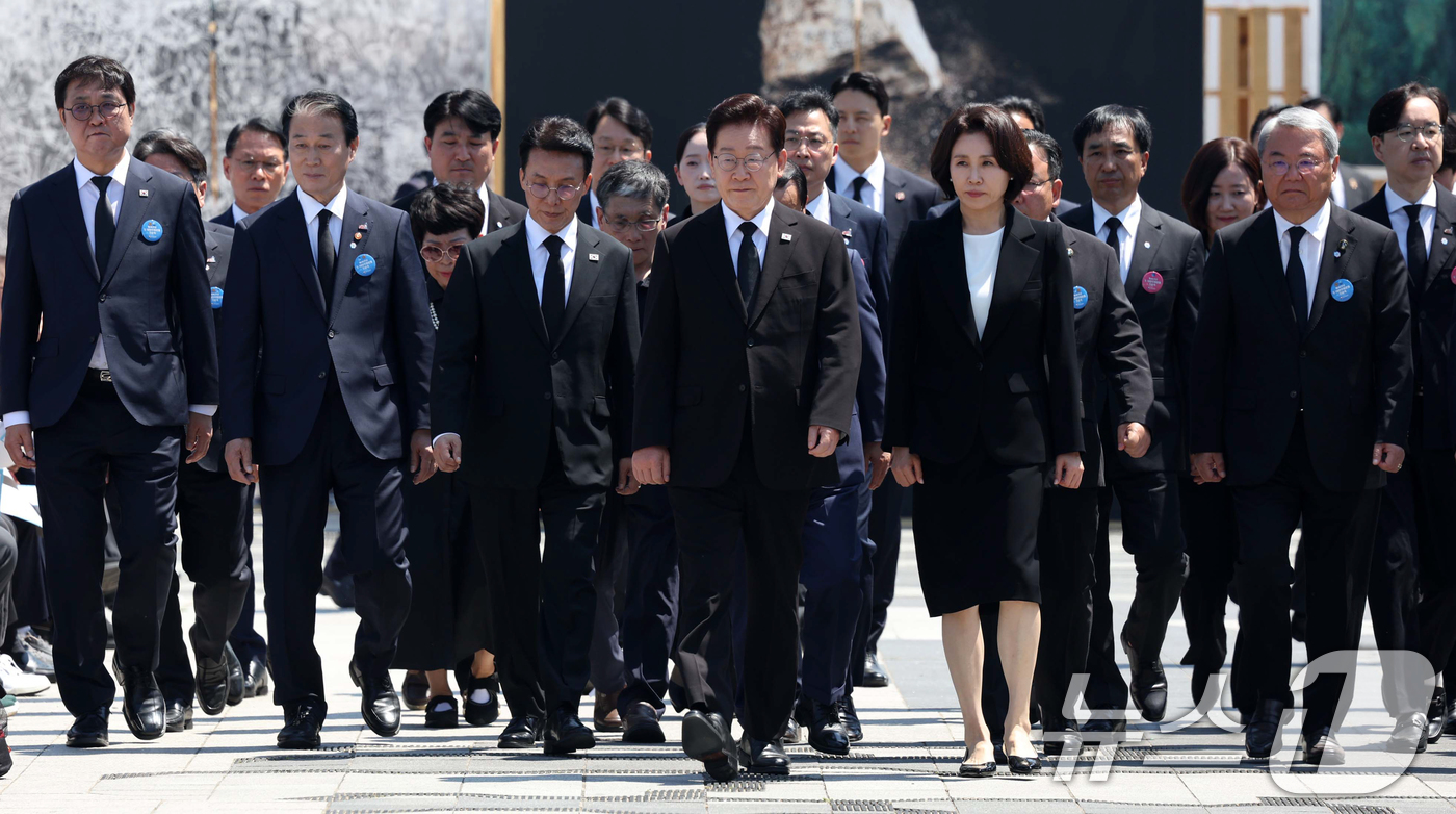 (광주=뉴스1) 이재명 기자 = 이재명 대통령과 김혜경 여사가 18일 광주 동구 5·18민주광장에서 열린 제46주년 5·18민주화운동 기념식에 입장하고 있다. 2026.5.18/뉴 …