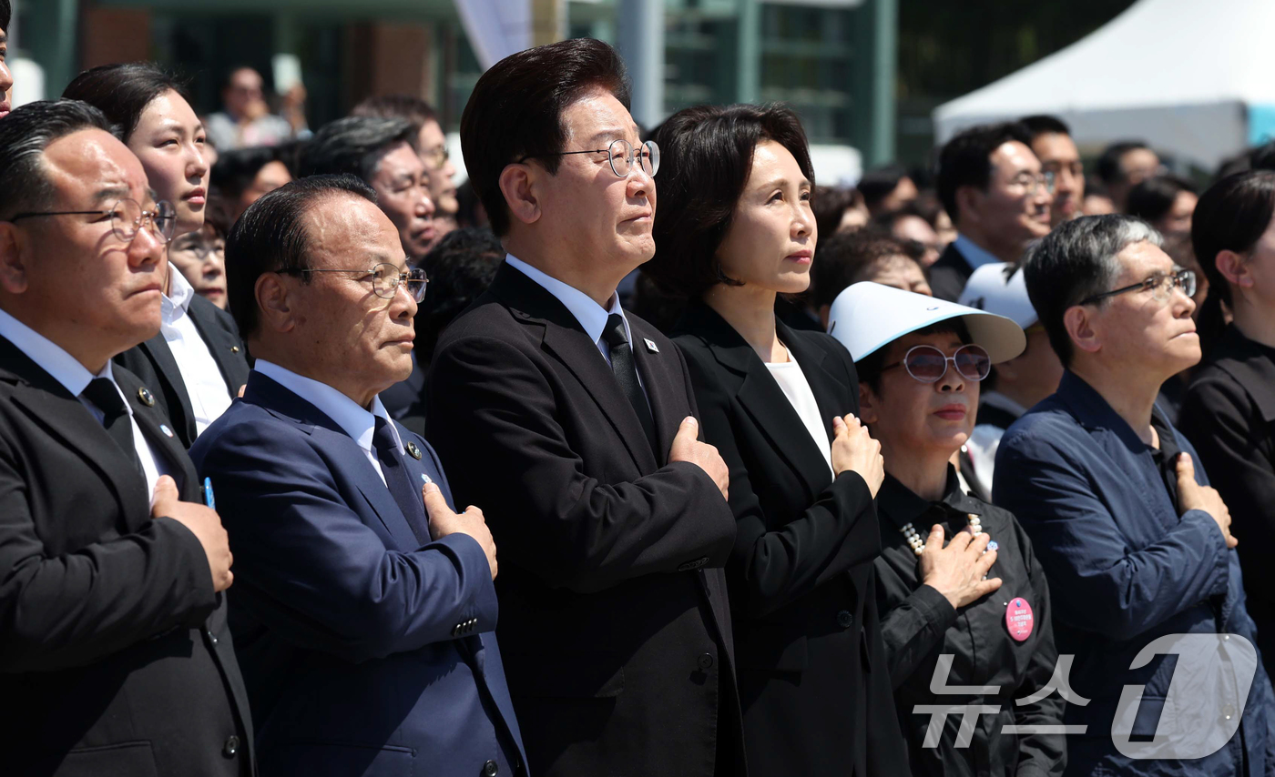 (광주=뉴스1) 이재명 기자 = 이재명 대통령과 김혜경 여사가 18일 광주 동구 5·18민주광장에서 열린 제46주년 5·18민주화운동 기념식에서 국민의례를 하고 있다. 2026.5 …