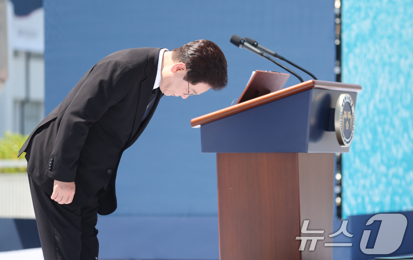 (광주=뉴스1) 이재명 기자 = 이재명 대통령이 18일 광주 동구 5·18민주광장에서 열린 제46주년 5·18민주화운동 기념식에서 기념사를 하기 앞서 인사하고 있다. 2026.5. …