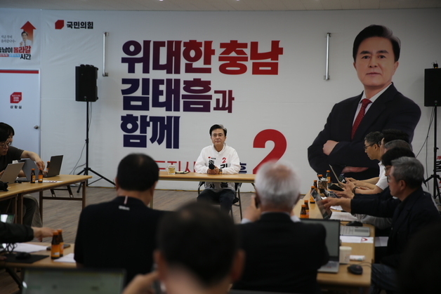 김태흠 "박수현, 내용·실행력 없이 AI만 떠들어"
