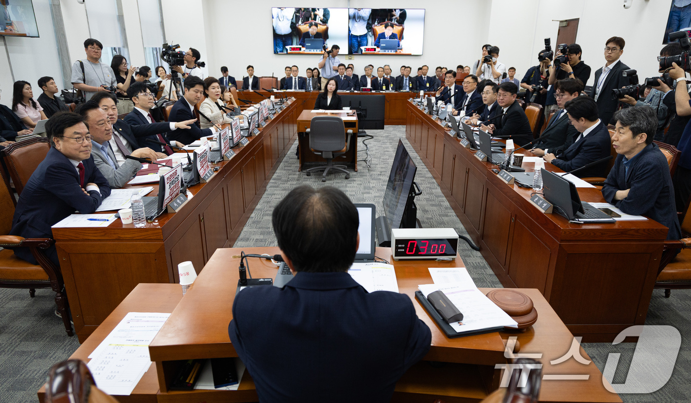 (서울=뉴스1) 유승관 기자 = 국회 행정안전위원회 여야 위원들이 18일 서울 여의도 국회에서 열린 제435회 국회(임시회) 행정안전위원회 제1차 전체회의에서 국민의힘 위원석 노트 …