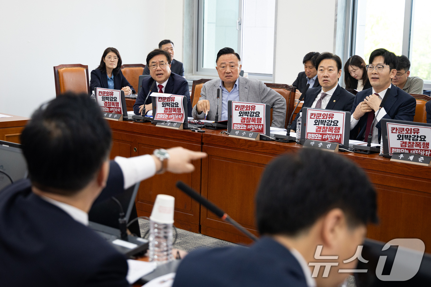(서울=뉴스1) 유승관 기자 = 국회 행정안전위원회 여야 위원들이 18일 서울 여의도 국회에서 열린 제435회 국회(임시회) 행정안전위원회 제1차 전체회의에서 국민의힘 위원석 노트 …