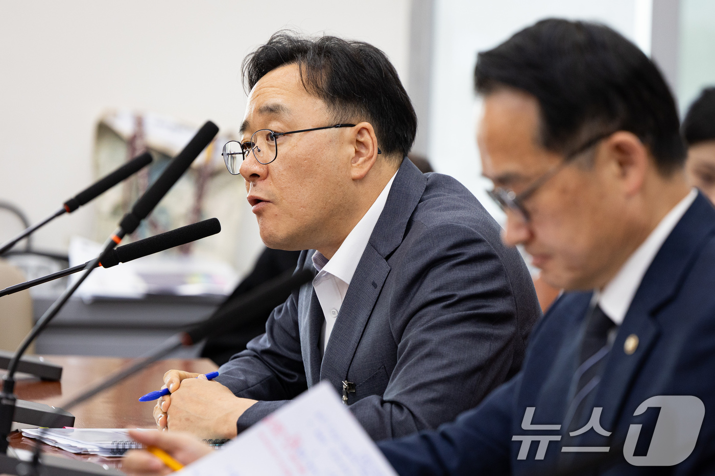 (서울=뉴스1) 유승관 기자 = 임춘근 서울시 도시기반시설본부장이 18일 서울 여의도 국회에서 열린 제435회 국회(임시회) 행정안전위원회 제1차 전체회의에서 GTX-A 부실시공 …