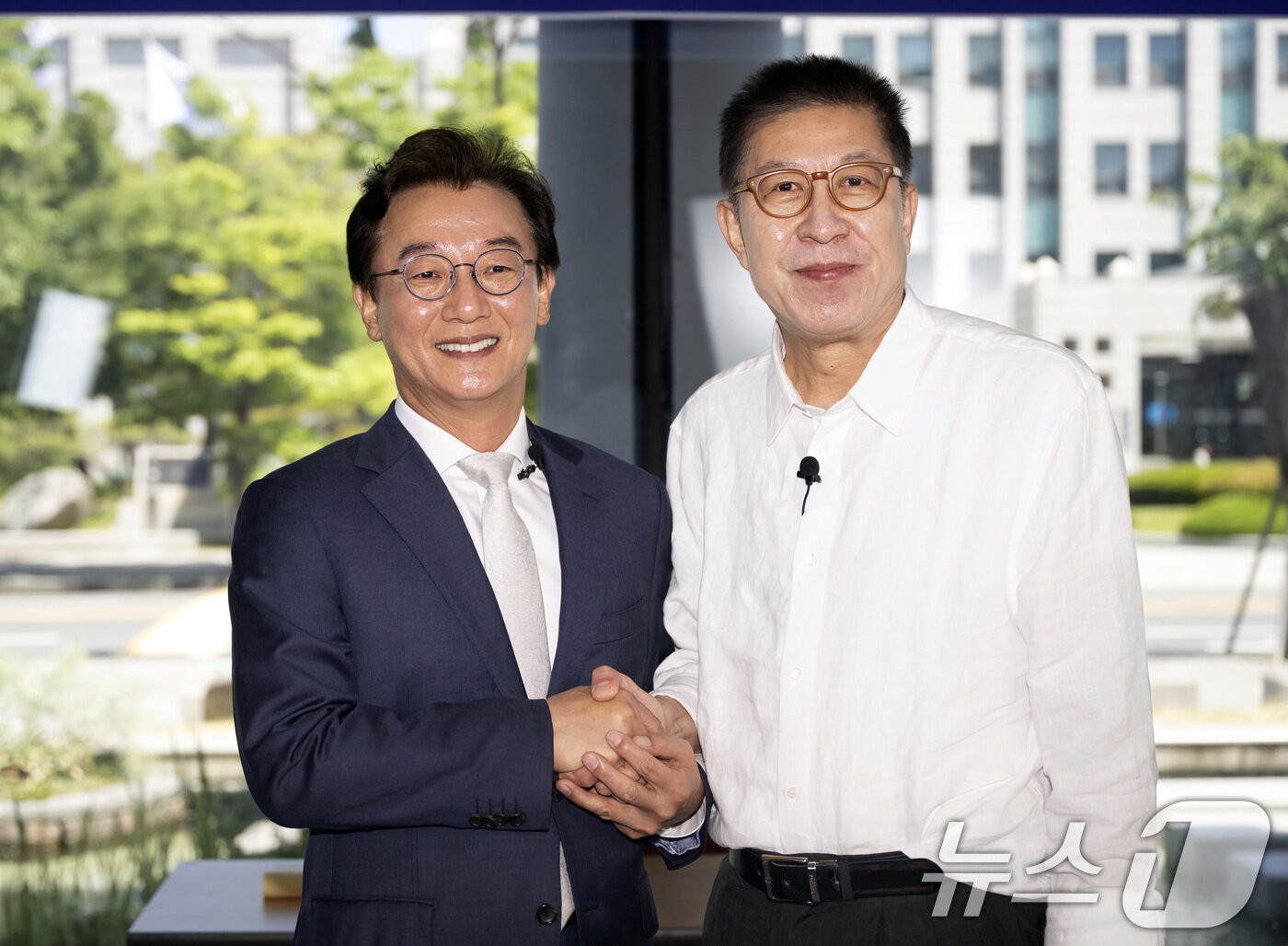 본문 이미지 - 전재수 더불어민주당 부산시장 후보와 박형준 국민의힘 부산시장 후보가 18일 오전 부산 남구 국립부경대학교 대연캠퍼스 동원장보고관에서 열린 국제신문 주최 부산시장 후보 초청 토론회에 앞서 기념촬영을 하고 있다. (국제신문 제공. 재판매 및 DB 금지) 2026.5.18 ⓒ 뉴스1 윤일지 기자
