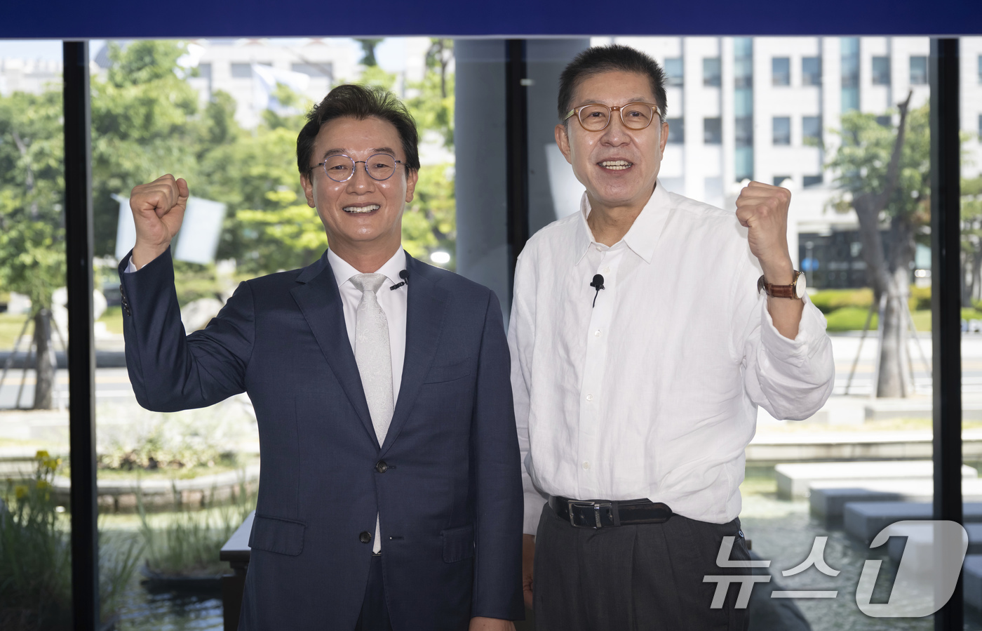 (부산=뉴스1) 윤일지 기자 = 전재수 더불어민주당 부산시장 후보와 박형준 국민의힘 부산시장 후보가 18일 오전 부산 남구 국립부경대학교 대연캠퍼스 동원장보고관에서 열린 국제신문 …