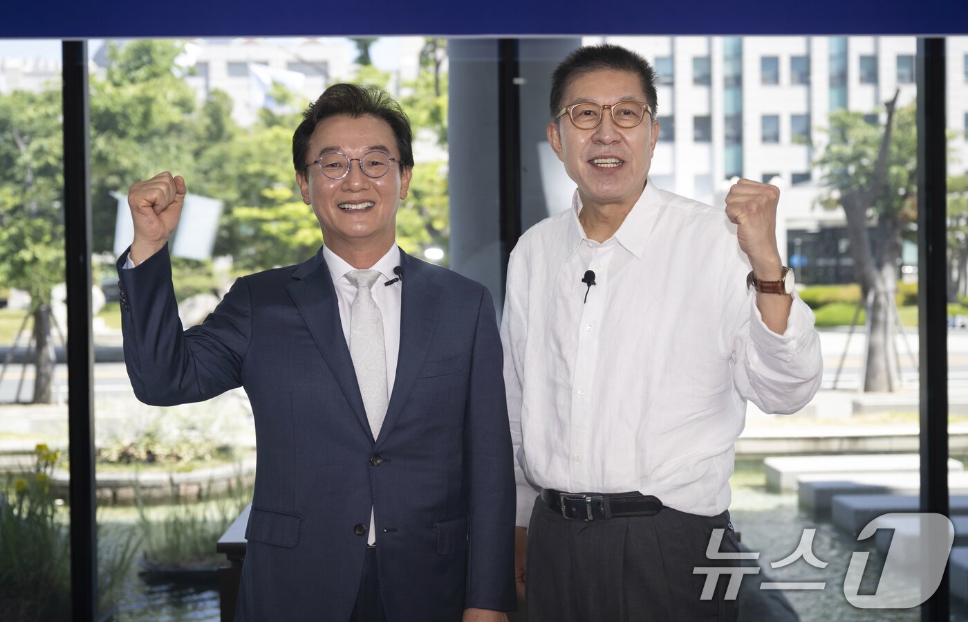 본문 이미지 - 전재수 더불어민주당 부산시장 후보와 박형준 국민의힘 부산시장 후보가 18일 오전 부산 남구 국립부경대학교 대연캠퍼스 동원장보고관에서 열린 국제신문 주최 부산시장 후보 초청 토론회에 앞서 기념촬영을 하고 있다. (국제신문 제공. 재판매 및 DB 금지) 2026.5.18 ⓒ 뉴스1 윤일지 기자