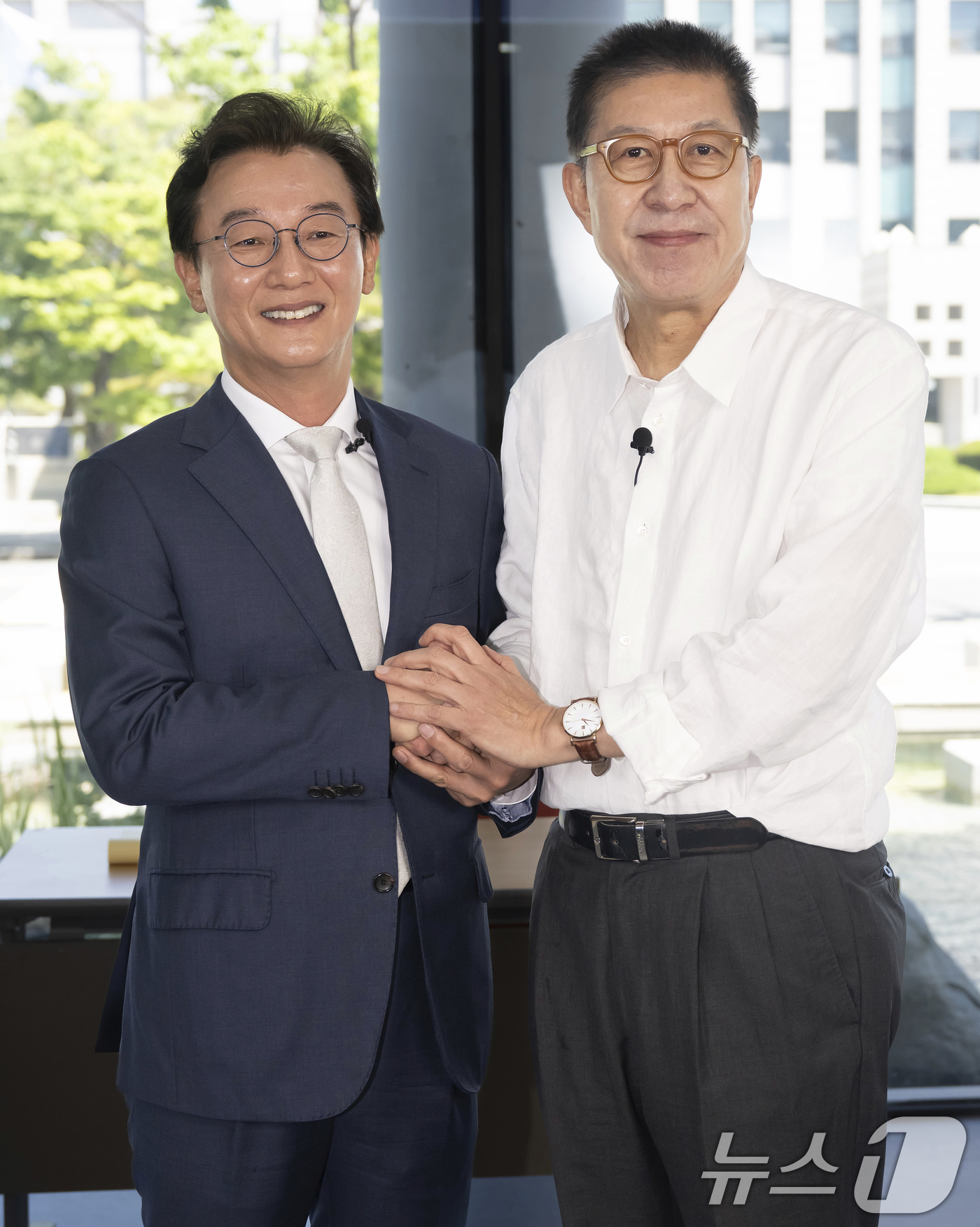 (부산=뉴스1) 윤일지 기자 = 전재수 더불어민주당 부산시장 후보와 박형준 국민의힘 부산시장 후보가 18일 오전 부산 남구 국립부경대학교 대연캠퍼스 동원장보고관에서 열린 국제신문 …