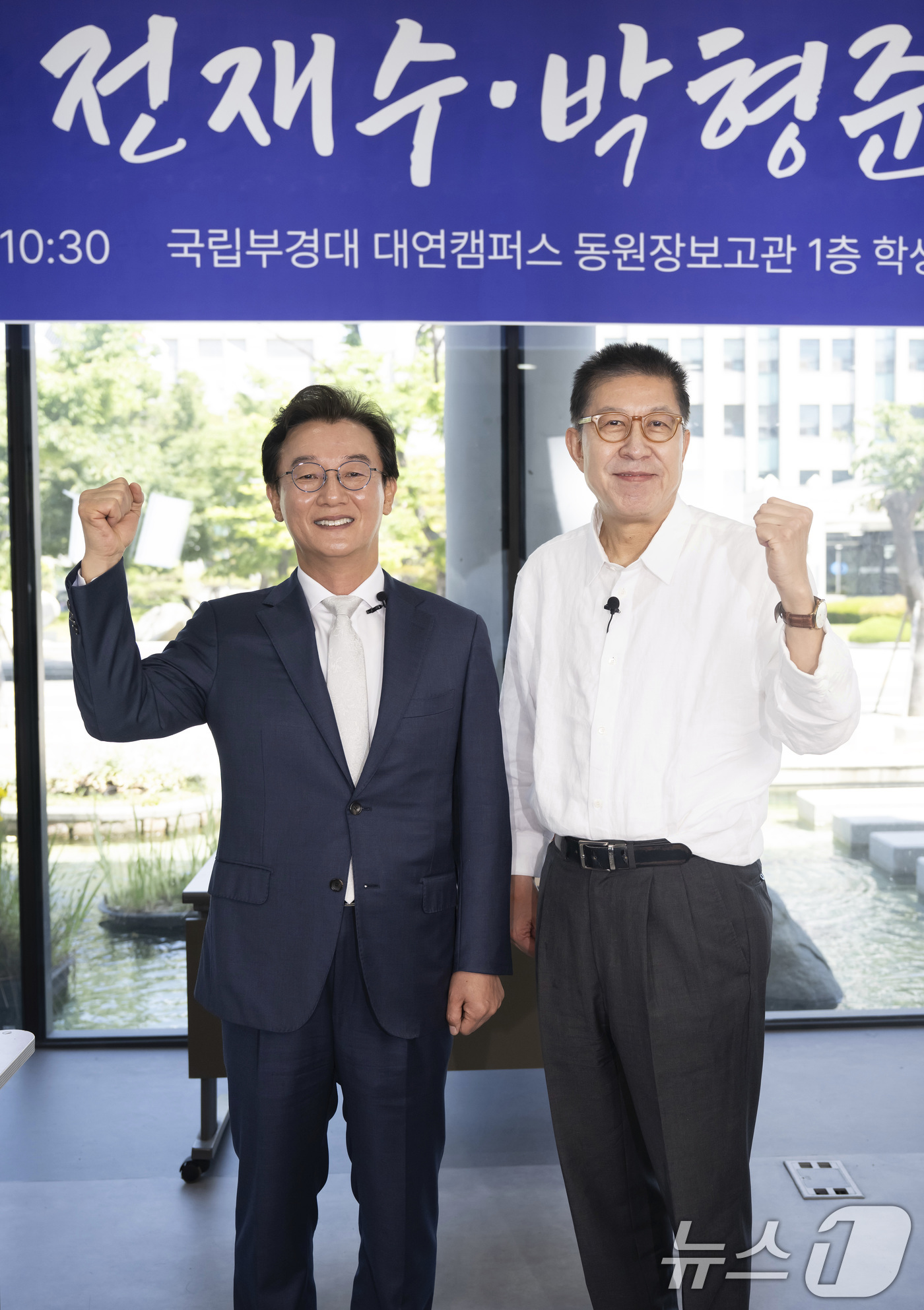 (부산=뉴스1) 윤일지 기자 = 전재수 더불어민주당 부산시장 후보와 박형준 국민의힘 부산시장 후보가 18일 오전 부산 남구 국립부경대학교 대연캠퍼스 동원장보고관에서 열린 국제신문 …