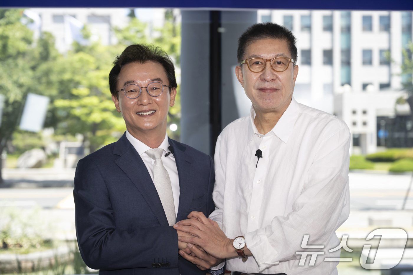 (부산=뉴스1) 윤일지 기자 = 전재수 더불어민주당 부산시장 후보와 박형준 국민의힘 부산시장 후보가 18일 오전 부산 남구 국립부경대학교 대연캠퍼스 동원장보고관에서 열린 국제신문 …