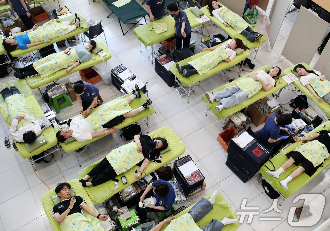(대구=뉴스1) 공정식 기자 = 18일 오전 대구 북구 대구보건대에서 열린 '제28회 헌혈 사랑 나눔 축제'에서 학생들이 생명 존중과 이웃 사랑 실천을 위한 헌혈에 동참하고 있다. …