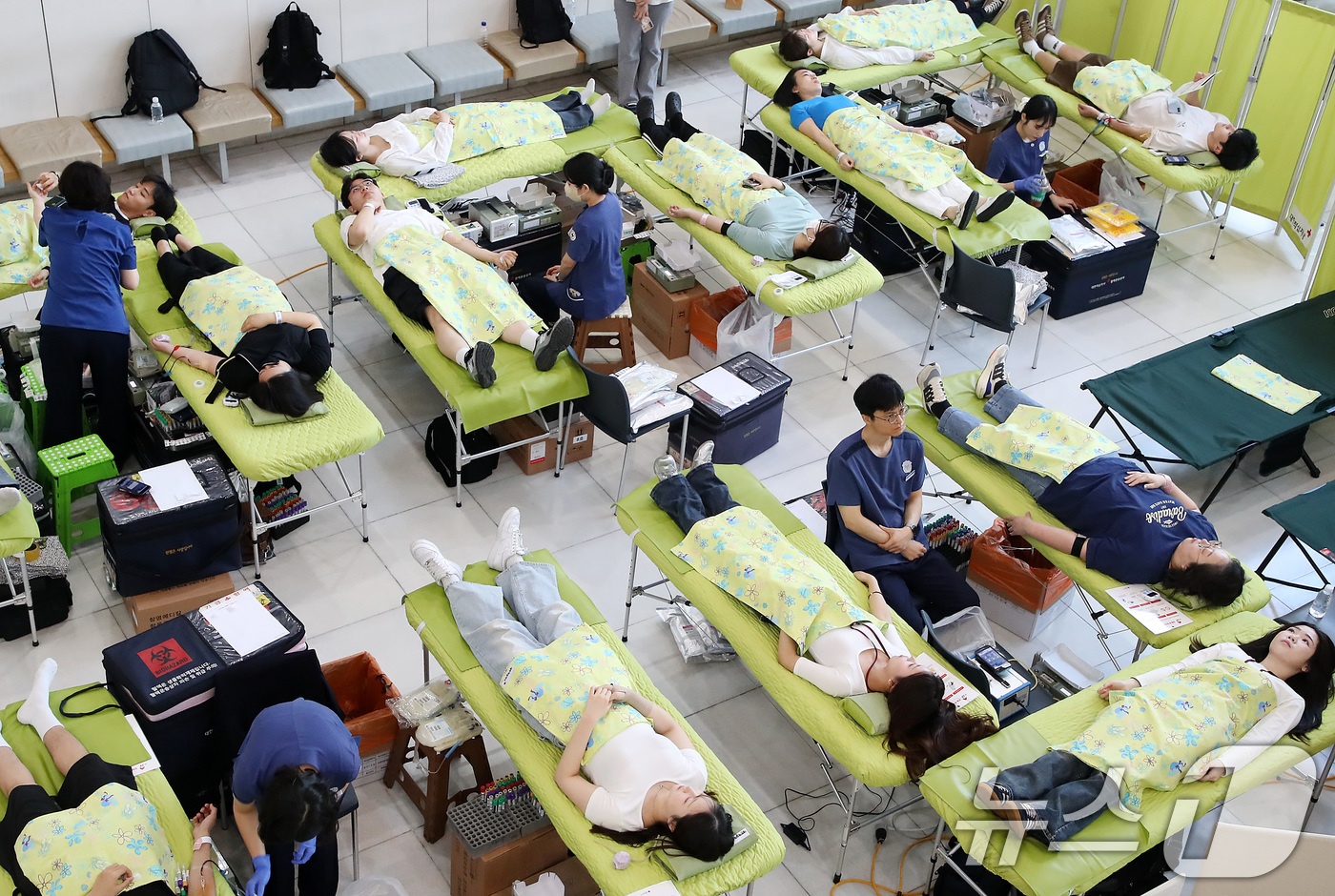 (대구=뉴스1) 공정식 기자 = 18일 오전 대구 북구 대구보건대에서 열린 '제28회 헌혈 사랑 나눔 축제'에서 학생들이 생명 존중과 이웃 사랑 실천을 위한 헌혈에 동참하고 있다. …