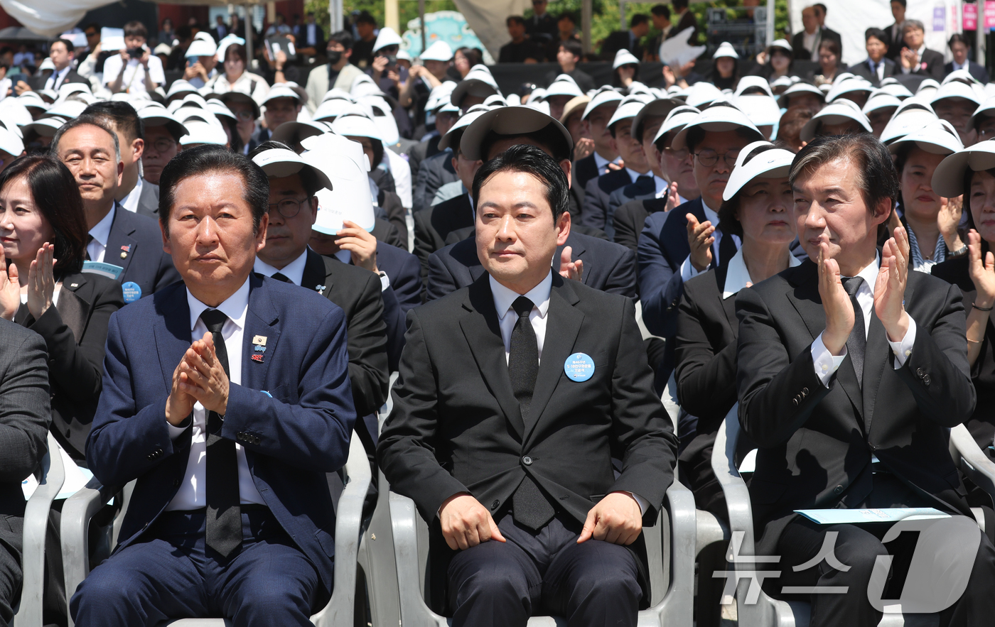(광주=뉴스1) 이재명 기자 = 정청래 더불어민주당 대표, 장동혁 국민의힘 대표, 조국 조국혁신당 대표가 18일 광주 동구 5·18민주광장에서 열린 제46주년 5·18민주화운동 기 …