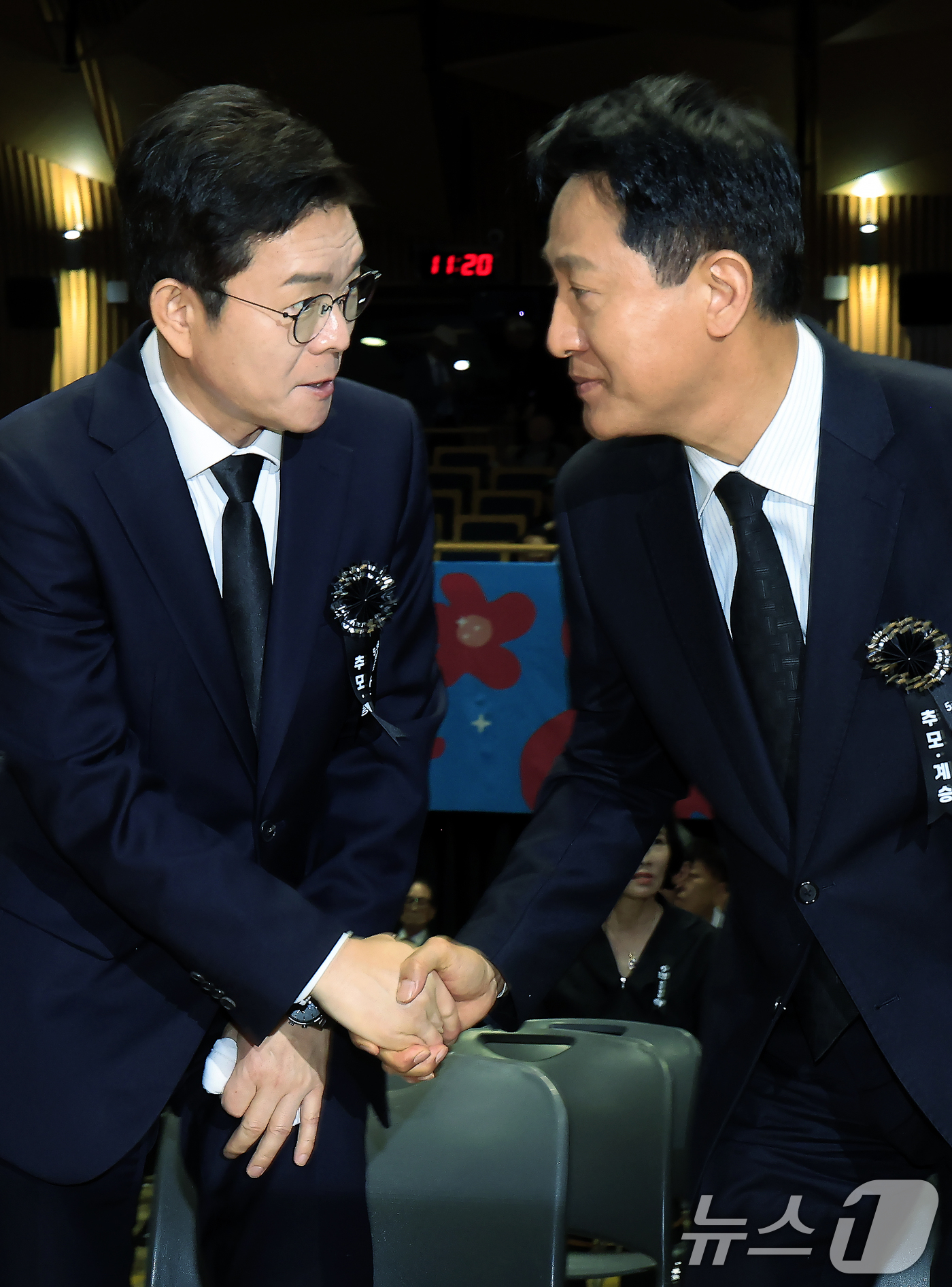 (서울=뉴스1) 박정호 기자 = 정원오 더불어민주당 서울시장 후보(왼쪽)와 오세훈 국민의힘 서울시장 후보가 18일 오전 서울 중구 서울시청 다목적홀에서 열린 5.18민주화운동 제4 …
