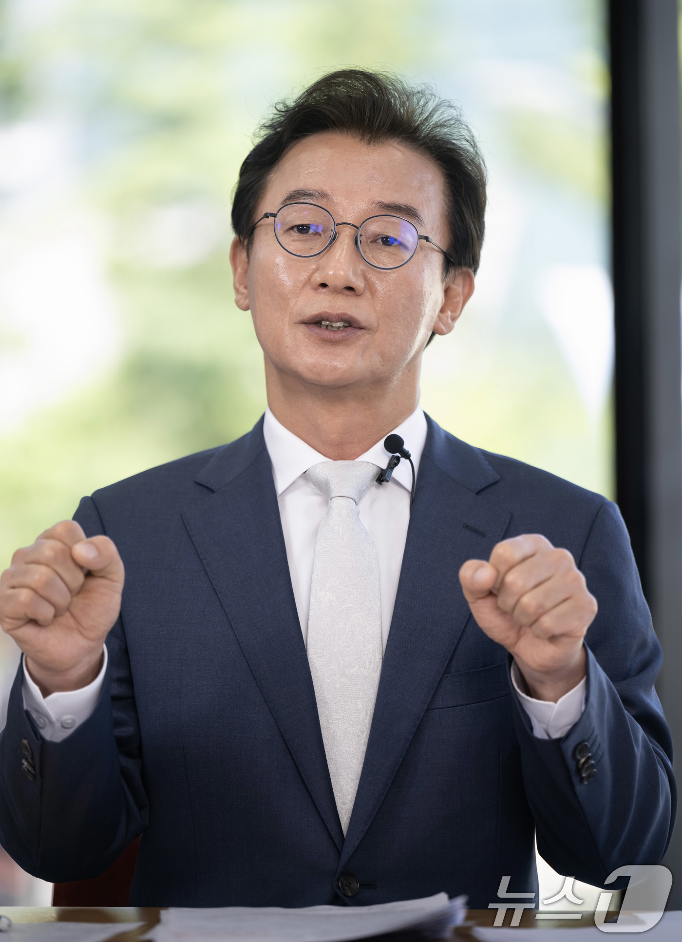 (부산=뉴스1) 윤일지 기자 = 전재수 더불어민주당 부산시장 후보가 18일 오전 부산 남구 국립부경대학교 대연캠퍼스 동원장보고관에서 열린 국제신문 주최 부산시장 후보 초청 토론회에 …