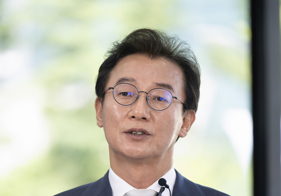 토론회서 발언하는 전재수 부산시장 후보