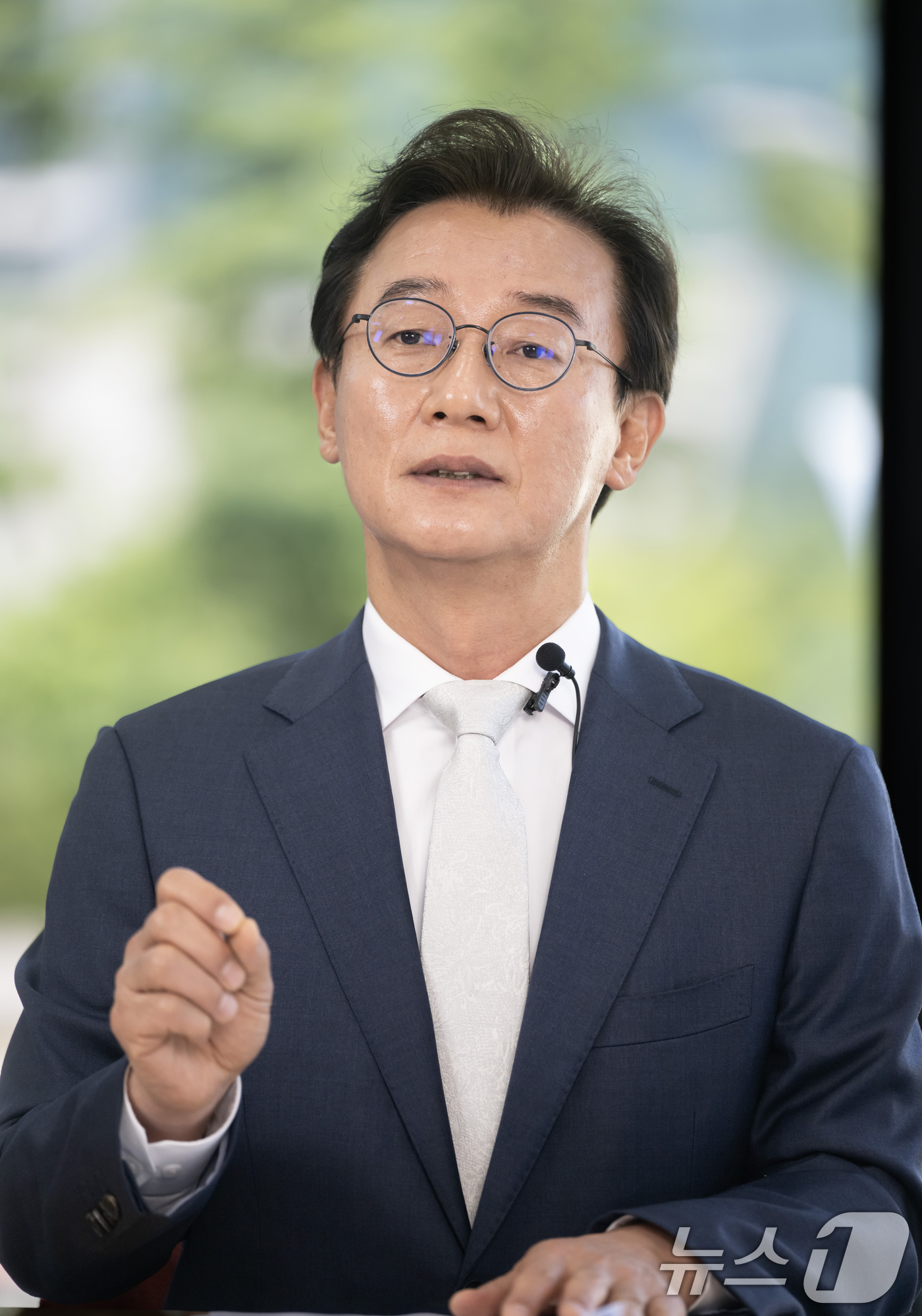 (부산=뉴스1) 윤일지 기자 = 전재수 더불어민주당 부산시장 후보가 18일 오전 부산 남구 국립부경대학교 대연캠퍼스 동원장보고관에서 열린 국제신문 주최 부산시장 후보 초청 토론회에 …