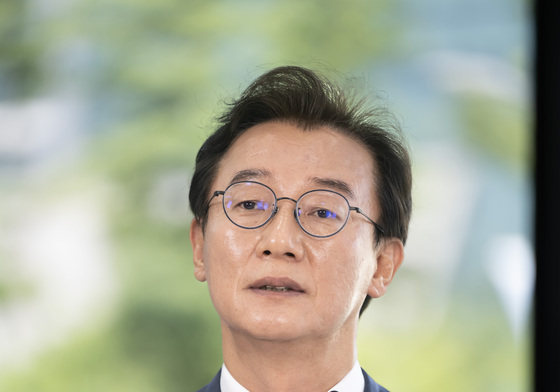 토론회서 발언하는 전재수 부산시장 후보