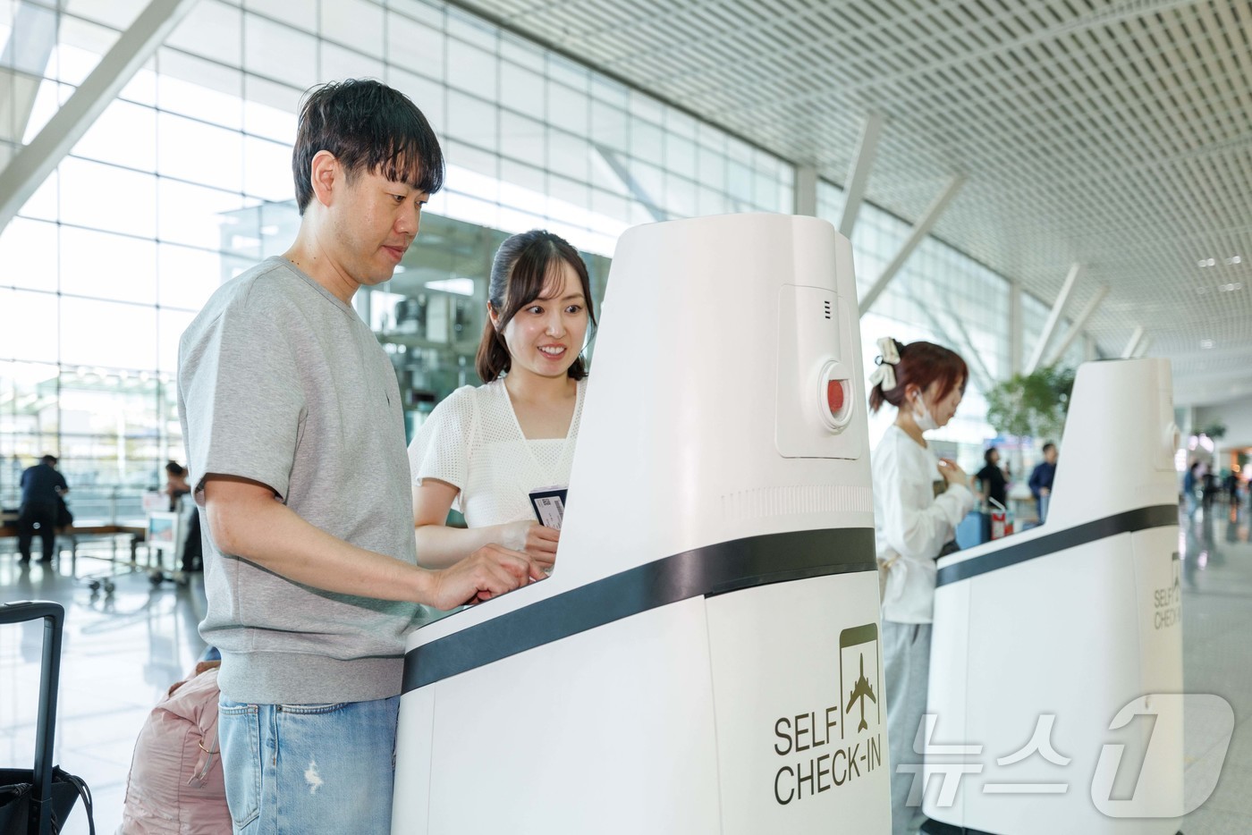 (서울=뉴스1) = 인천국제공항공사는 세계 최초로 상용화한 자율주행 셀프체크인 로봇을 비롯해, 안내·순찰 로봇, 도슨트 로봇 등 신규 자율주행 로봇 3종 31대를 도입하고 5월부터 …