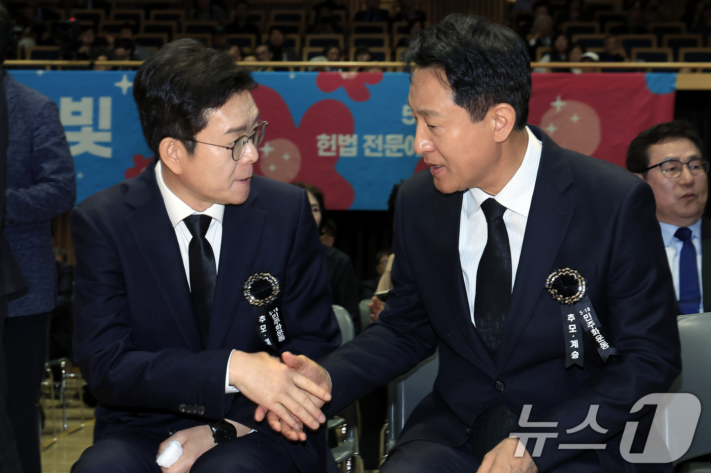 (서울=뉴스1) 박정호 기자 = 정원오 더불어민주당 서울시장 후보(왼쪽)와 오세훈 국민의힘 서울시장 후보가 18일 오전 서울 중구 서울시청 다목적홀에서 열린 5.18민주화운동 제4 …