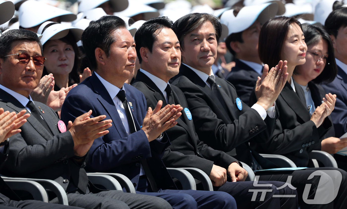 (광주=뉴스1) 이재명 기자 = 정청래 더불어민주당 대표, 장동혁 국민의힘 대표, 조국 조국혁신당 대표, 김재연 진보당 대표가 18일 광주 동구 5.18 민주광장에서 열린 제 46 …
