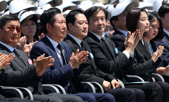 李대통령 기념사 듣는 여야 대표