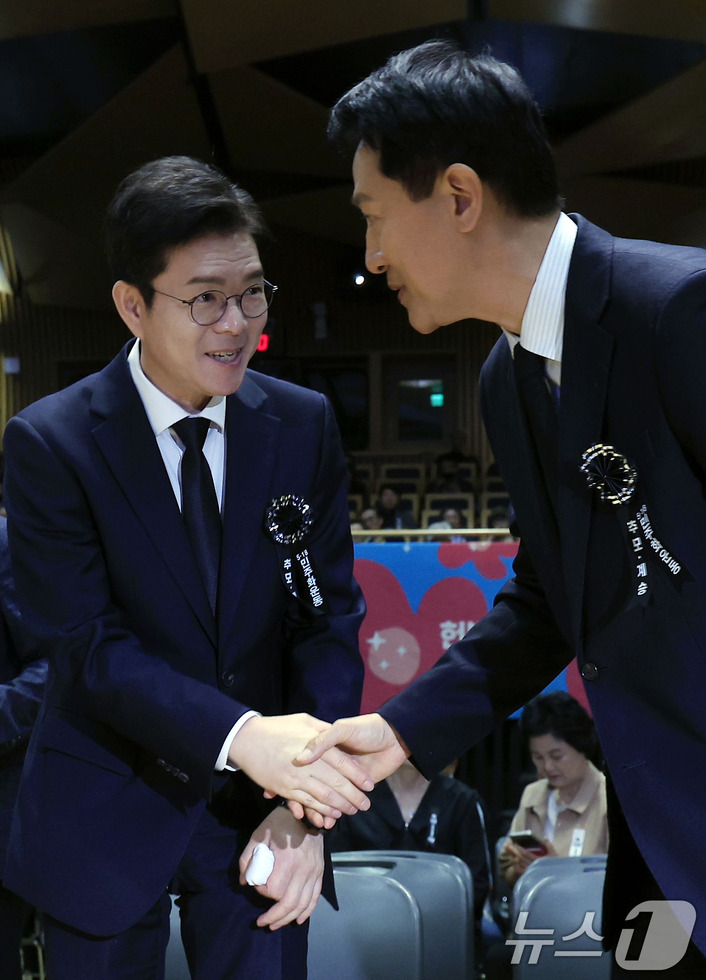 (서울=뉴스1) 박정호 기자 = 정원오 더불어민주당 서울시장 후보(왼쪽)와 오세훈 국민의힘 서울시장 후보가 18일 오전 서울 중구 서울시청 다목적홀에서 열린 5.18민주화운동 제4 …